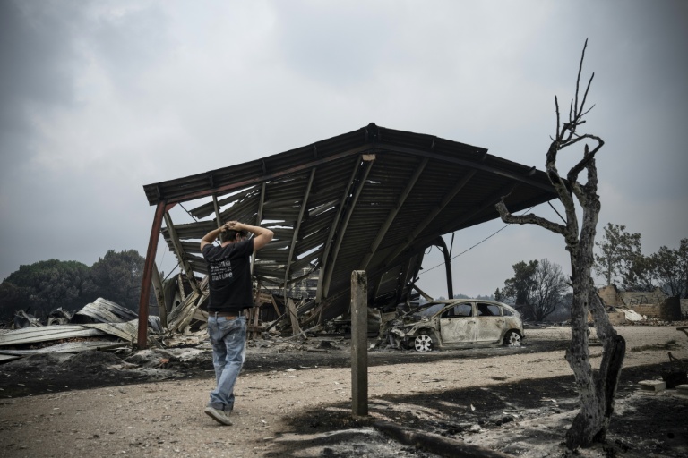 Un habitant fait face aux dégâts de l'incendie en Gironde, dans la commune du Porge, le 25 juillet 2026