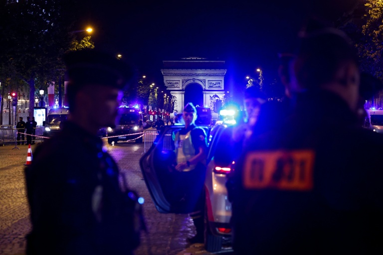 Des policiers en faction sur les Champs-Elysées lors du match opposant le Paris Saint-Germain et le Bayern Munich, le 6 mai 2026, à Paris