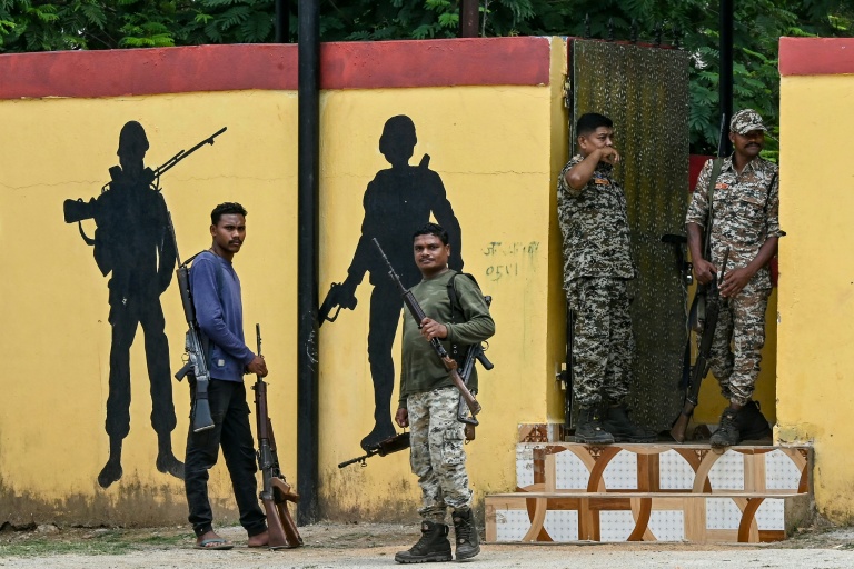 Des membres des forces de sécurité montent la garde lors d'une cérémonie organisée après la reddition de rebelles et de combattants maoïstes, à Dantewada, en Inde, le 31 mars 2026
