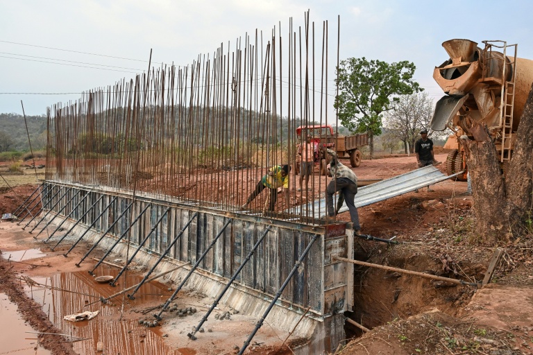 Des ouvriers construisent une route à Bijapur, dans l'État du Chhattisgarh, le 31 mars 2026 en Inde
