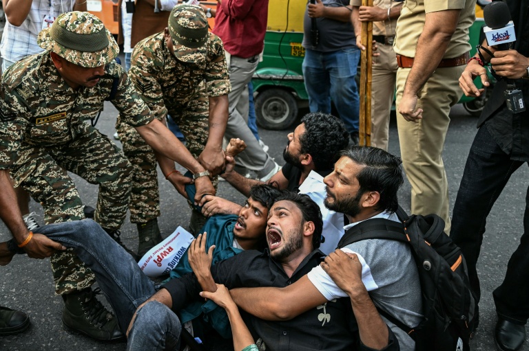 La police arrête des manifestants qui demandent la démission du président de la commission électorale Gyanesh Kumar, à New Delhi en Inde, le 11 octobre 2026