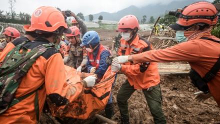 Des secouristes ont retrouvé le corps d'une victime ensevelie par un glissement de terrain dans le village de Pasirlangu, à Bandung, en Indonésie, le 26 janvier 2026. Le bilan d'un vaste glissement de terrain en Indonésie a atteint 17 morts lundi
