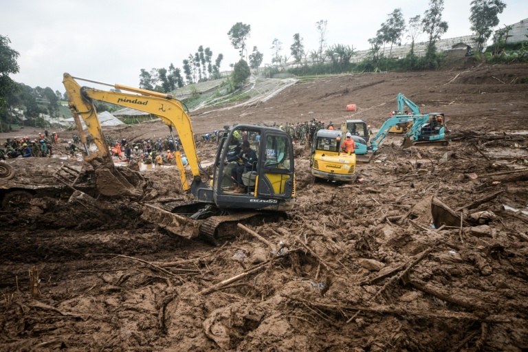 Des secouristes recherchent des victimes ensevelies par un glissement de terrain dans le village de Pasirlangu, à Bandung, dans l'ouest de l'île indonésienne de Java, le 26 janvier 2026