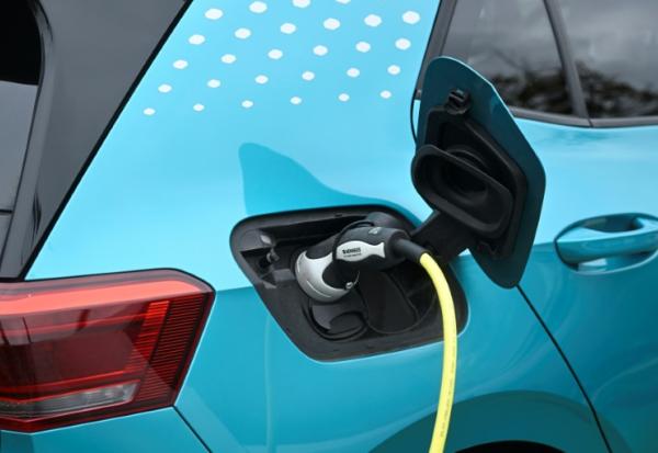 "La France souhaite poursuivre l'électrification des véhicules et défendra des flexibilités en matière de neutralité technologique dès lors qu'elles s'accompagneront de mesures très claires d'incitation à la préférence européenne qui soutiennent les emplois industriels en Europe", déclarent les ministères de Bercy et de la Transition écologique