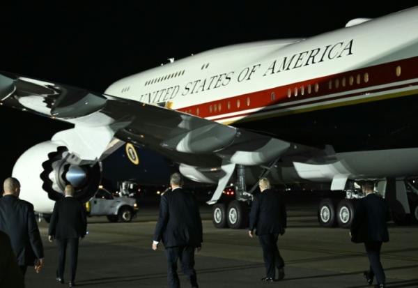 Le président américain Donald Trump marche vers Air Force One sur le tarmac de la base britannique de Mildenhall, le 8 juillet 2026