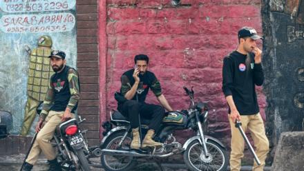 Des policiers montent la garde le long d'une route à Muzaffarabad, le 5 mai 2025 au Cachemire pakistanais