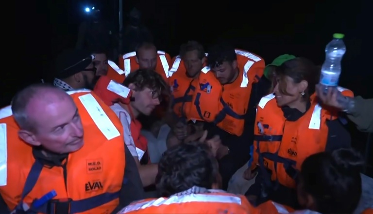 Image tirée d'une vidéo publiée sur le compte X du ministère israélien des Affaires étrangères, le 9 juin 2025, montrant ce que le ministère a déclaré être des passagers du bateau Madleen à destination de Gaza recevant de l'eau après que le navire a été intercepté par les forces israéliennes dans les eaux internationales et redirigé vers les côtes israéliennes, empêchant les militants à bord, dont la Suédoise Greta Thunberg et la députée européenne Rima Hassan, d'atteindre le territoire palestinien