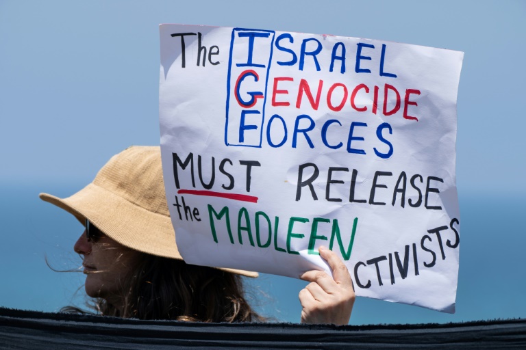Rassemblement près du pot d'Ashdod après que les forces israéliennes ont intercepté le bateau Madleen transportant de l'aide humanitaire pour Gaza, le 9 juin 2025