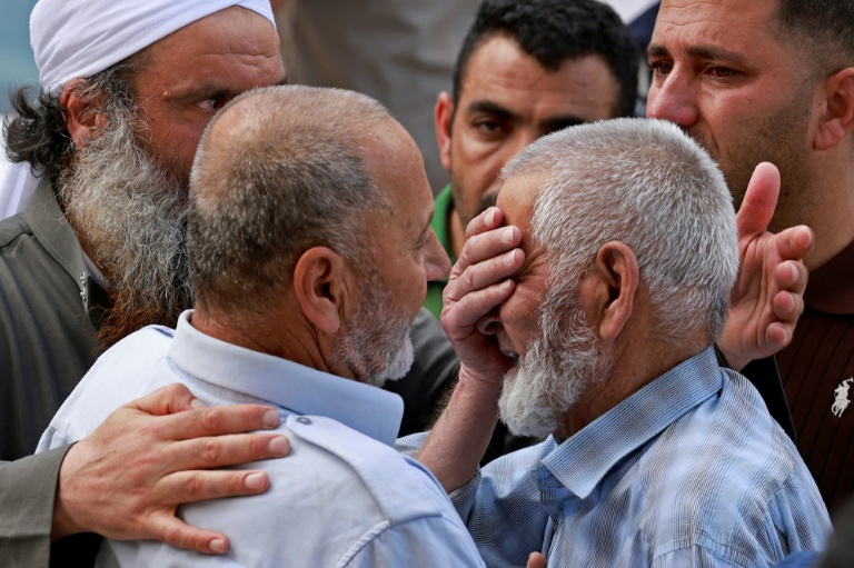 Des proches d'un homme tué lors de violences pleurent devant un hôpital de Naplouse, en Cisjordanie occupée, le 24 juillet 2026