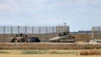 Des véhicules blindés de l'armée israélienne positionnés près de la frontière avec la bande de Gaza, le 4 mai 2025