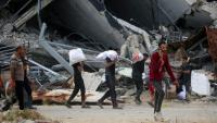 Des Palestiniens déplacés transportent des fournitures de secours distribuées par la Fondation humanitaire de Gaza (GHF), soutenue par les États-Unis, dans le centre de la bande de Gaza, le 8 juin 2025