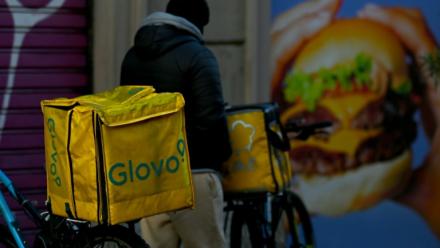 Un cycliste travaillant pour le service de livraison de repas Glovo dans une rue de Milan, le 11 janvier 2024 en Italie