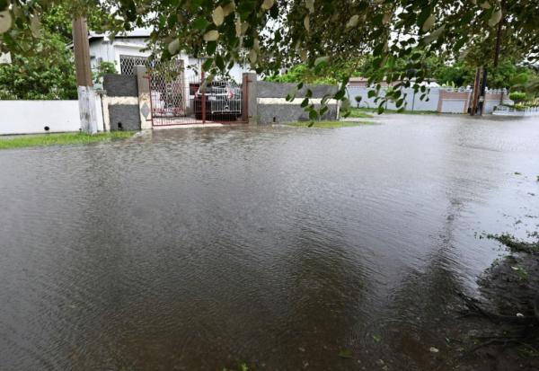 Une rue inondée à Sainte-Catherine, en Jamaïque, après le passage de l'ouragan Melissa, le 29 octobre 2025