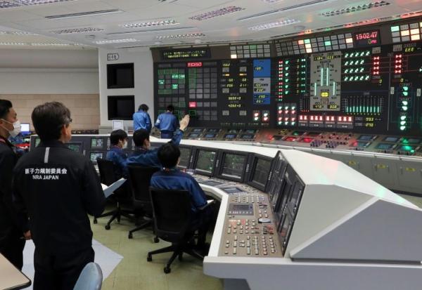 Procédure de démarrage du réacteur de l'unité 6 dans la salle de contrôle de la centrale nucléaire de Kashiwazaki-Kariwa dans la préfecture de Niigata, le 21 janvier 2026 au Japon