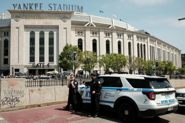 Une voiture depolice stationnée à proximité du Yankee Stadium à New York, le 18 avril 2026.