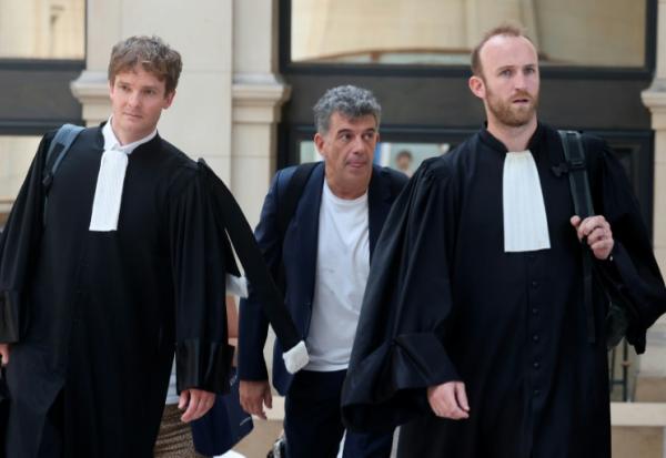 Stéphane Plaza arrive avec ses avocats pour son procès en appel pour violences conjugales, le 26 juin 2026 à Paris