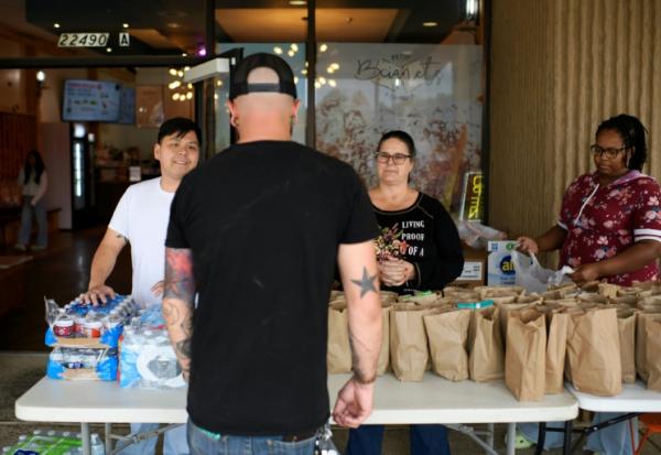 Eric Dunham reçoit un don alimentaire de la part d'un restaurant de Houston, au Texas, le 1er novembre 2025 