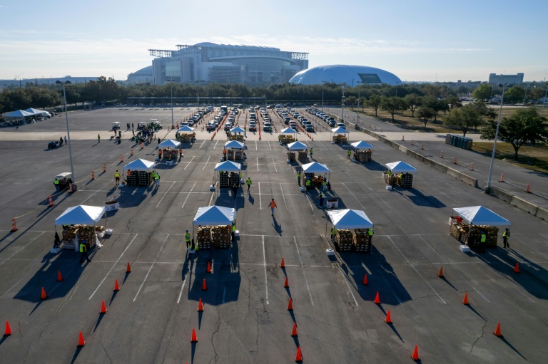 Mise en place d'une distribution d'aide alimentaire à Houston, au Texas, le 1er novembre 2025 