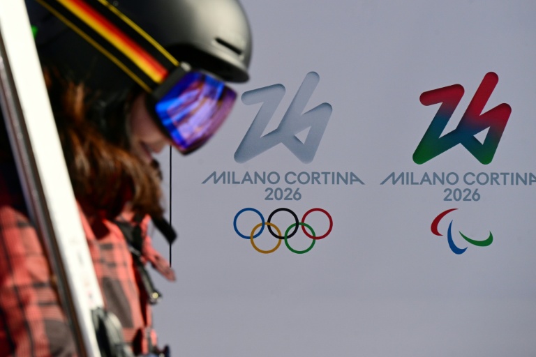 Les logos des Jeux olympiques et paralympiques 2026 de Milan Cortina photographiés le 17 janvier 2025 à Cortina d'Ampezzo