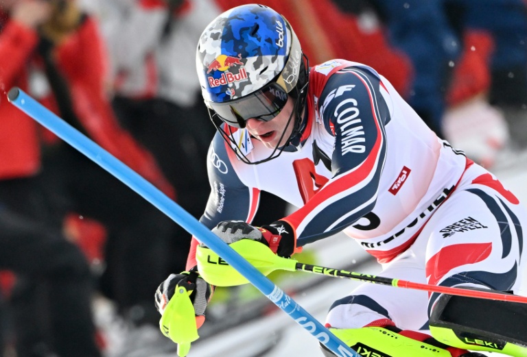 Clément Noël, champion olympique du slalom à Pékin en 2022, lors d'une épreuve de la Coupe du monde le 25 janvier 2026 à Kitzbühel (Autriche)