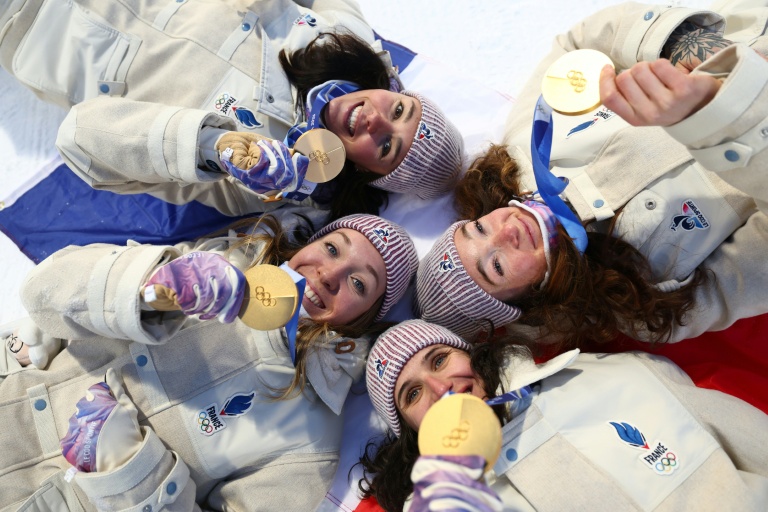 Images de la domination française en relais, les quatre médaillées d'or de l'épreuve féminine: Camille Bened, Océane Michelon, Lou Jeanmonnot et Julia Simon.

