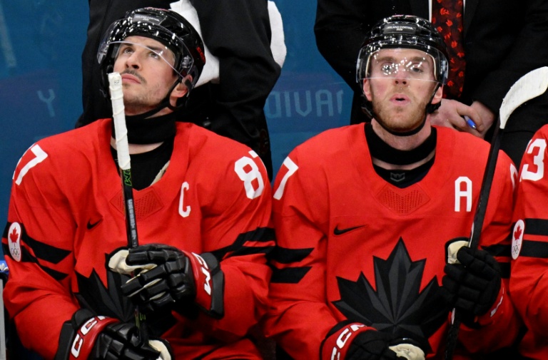 Les Canadiens Sidney Crosby et Connor Mcdavid durant le match de poules du tournoi olympique contre la France le 15 février 2026 à Milan