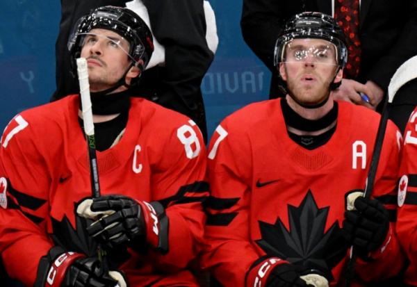 Les Canadiens Sidney Crosby et Connor Mcdavid durant le match de poules du tournoi olympique contre la France le 15 février 2026 à Milan