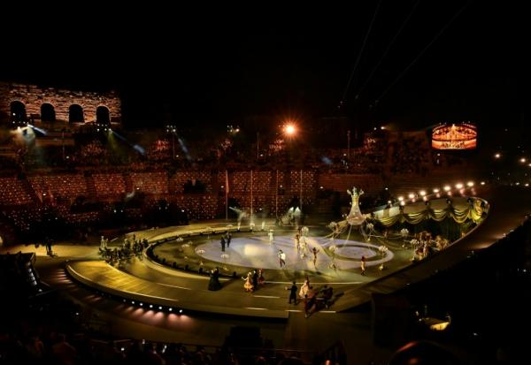 Dans les Arènes de Vérone lors de la cérémonie de clôture des Jeux de Milan Cortina le 22 février 2026