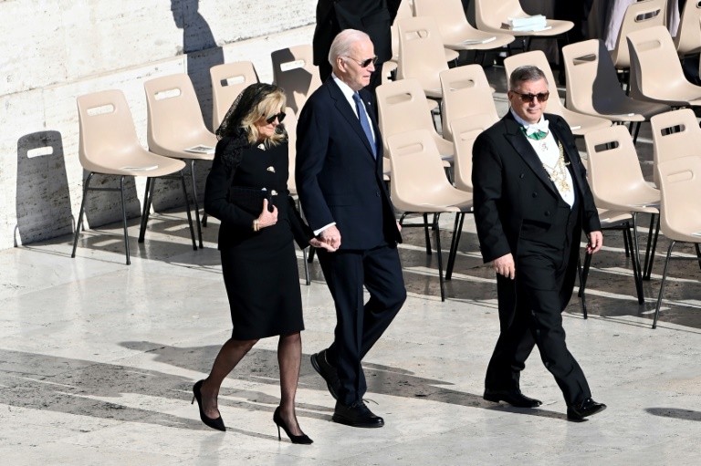 L'ex-président américain Joe Biden et son épouse, Jill Biden, arrivent aux funérailles du pape François sur la place Saint-Pierre du Vatican, le 26 avril 2025
