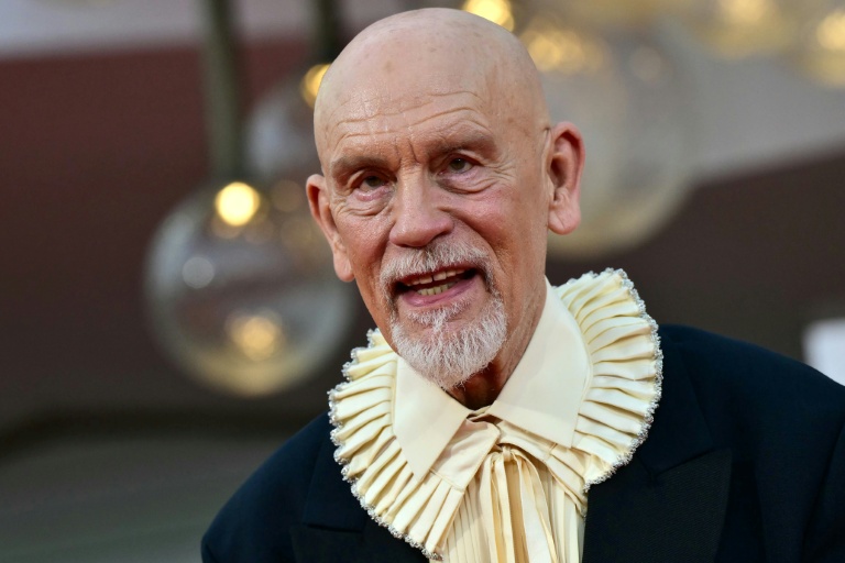 L'acteur américain John Malkovich assiste à la cérémonie sur le tapis rouge organisée à l'occasion de la projection du film 