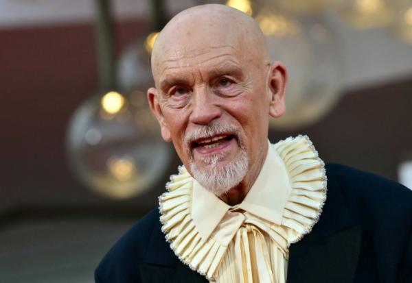 L'acteur américain John Malkovich assiste à la cérémonie sur le tapis rouge organisée à l'occasion de la projection du film "Wild Horse Nine" lors du 83e Festival international du film de Venise, le 3 septembre 2026