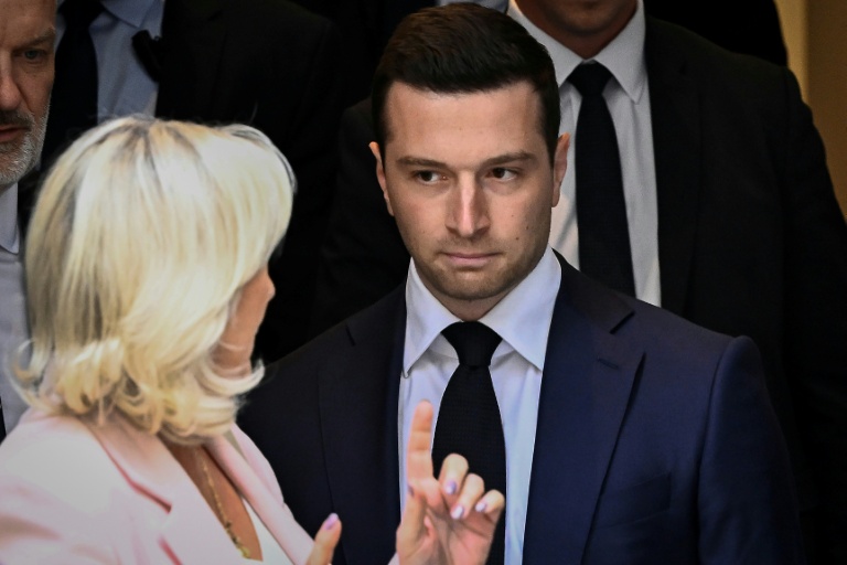 Jordan Bardella (d), président du Rassemblement national (RN), et Marine Le Pen (g), quittent le nouveau siège du parti à l'issue d'une réunion, après que la cour d'appel de Paris a rendu son verdict dans le procès pour détournement de fonds publics européens, le 7 juillet 2026 à Paris