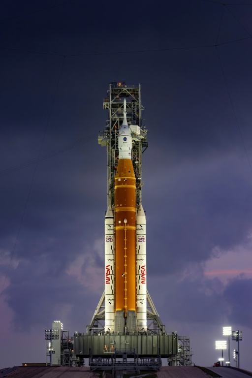 Le lanceur Artémis II et le vaisseau Orion en attente sur le pas de tir du Centre spatial Kennedy, le 31 mars 2026 à Cape Canaveral, en Floride