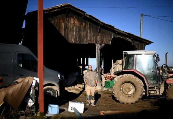 L'agriculteur Jérôme Caze dans sa ferme à Meilhan-sur-Garonne, le 23 janvier 2025 dans le Lot-et-Garonne