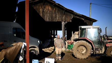 L'agriculteur Jérôme Caze dans sa ferme à Meilhan-sur-Garonne, le 23 janvier 2025 dans le Lot-et-Garonne