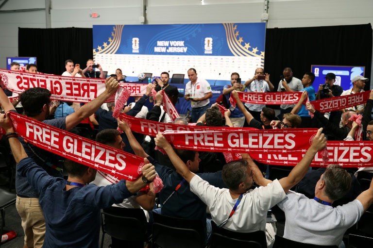 Des journalistes français montrent leur soutien à Christophe Gleizes, journaliste français emprisonné, au New York/New Jersey Stadium d'East Rutherford, le 15 juin 2026