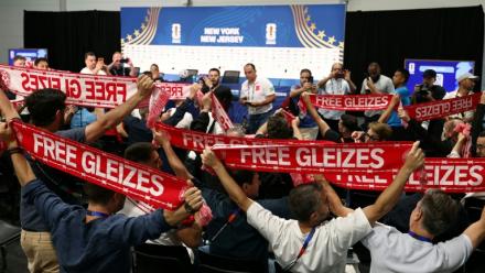 Des journalistes français montrent leur soutien à Christophe Gleizes, journaliste français emprisonné, au New York/New Jersey Stadium d'East Rutherford, le 15 juin 2026