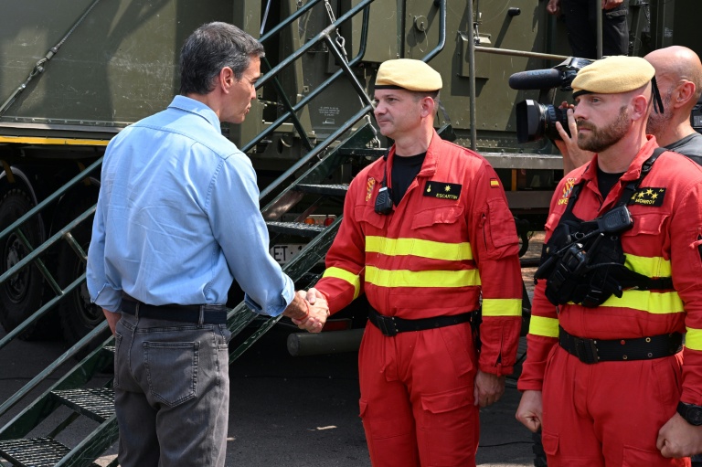 Photo remise par La Moncloa, la résidence du Premier ministre espagnol, montrant le chef du gouvernement Pedro Sánchez (gauche), serrant la main d’un pompier lors d’une visite au centre d’opérations de lutte contre l’incendie à La Vall d’Uixó, Castellón de la Plana, Valence, en Espagne, le 27 juillet 2026