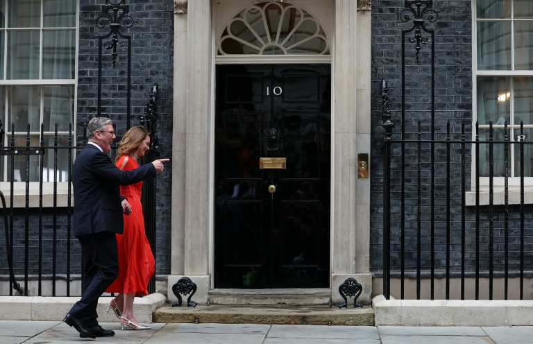 Keir Starmer et son épouse à Downing Street, à Londres, le 5 juillet 2024, jour de son arrivée au pouvoir