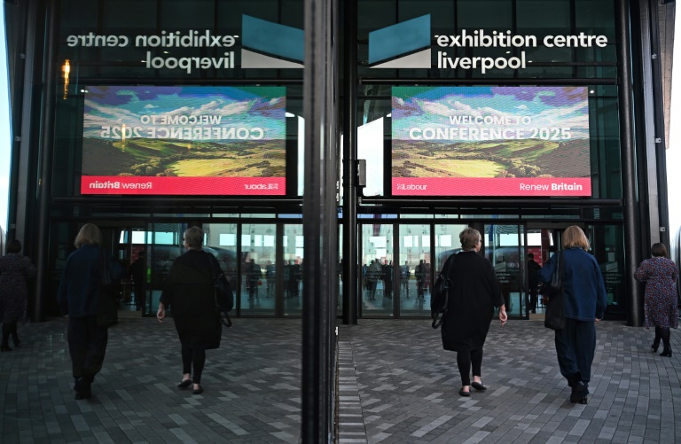 Des délégués arrivent pour assister au premier jour de la conférence annuelle du Parti travailliste à Liverpool, dans le nord-ouest de l'Angleterre, le 28 septembre 2025