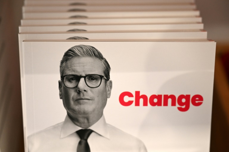 Un portrait du Premier ministre britannique Keir Starmer sur du matériel promotionnel au premier jour de la conférence annuelle du Parti travailliste à Liverpool, dans le nord-ouest de l'Angleterre, le 28 septembre 2025