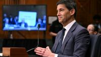 Kevin Warsh, candidat à la présidence de la Réserve fédérale américaine, lors d'une audition de la commission bancaire du Sénat sur sa nomination au Capitole, le 21 avril 2026 à Washington