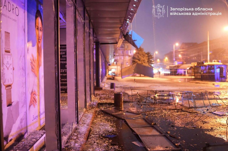 Photo diffusée le 26 février 2026 sur la chaîne Telegram du chef de l'administration militaire régionale de Zaporijjia, montrant un bâtiment endommagé après une attaque russe à Zaporijia