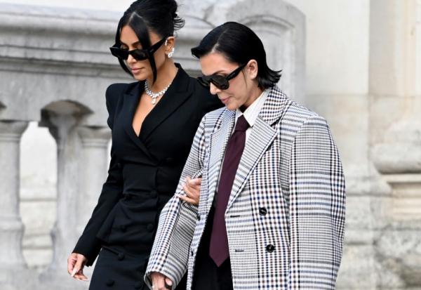 Kim Kardashian (G) quitte le palais de justice de Paris avec sa mère Kris Jenner après avoir témoigné le 13 mai 2025 au procès de son braquage