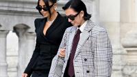 Kim Kardashian (G) quitte le palais de justice de Paris avec sa mère Kris Jenner après avoir témoigné le 13 mai 2025 au procès de son braquage
