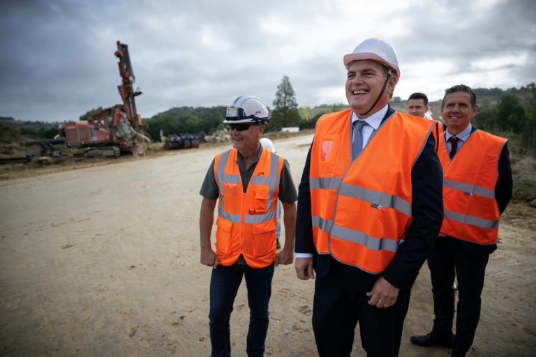 Le ministre des Transports, Philippe Tabarot, visite le chantier de l'autoroute A69 à Cuq Toulza, le 5 septembre 2025