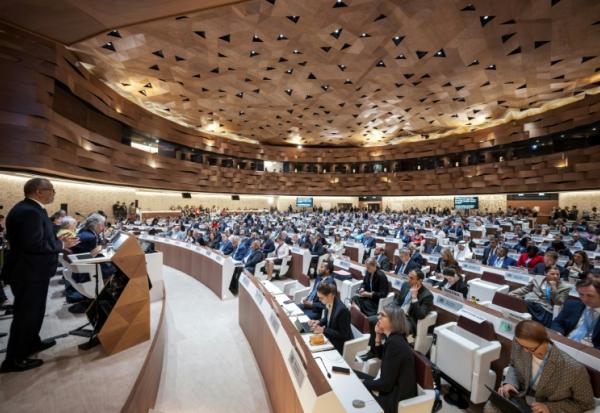 Le patron de l'OMS Tedros Adhanom Ghebreyesus, à gauche, lors de l'assemblée générale à Genève, le 19 mai 2025