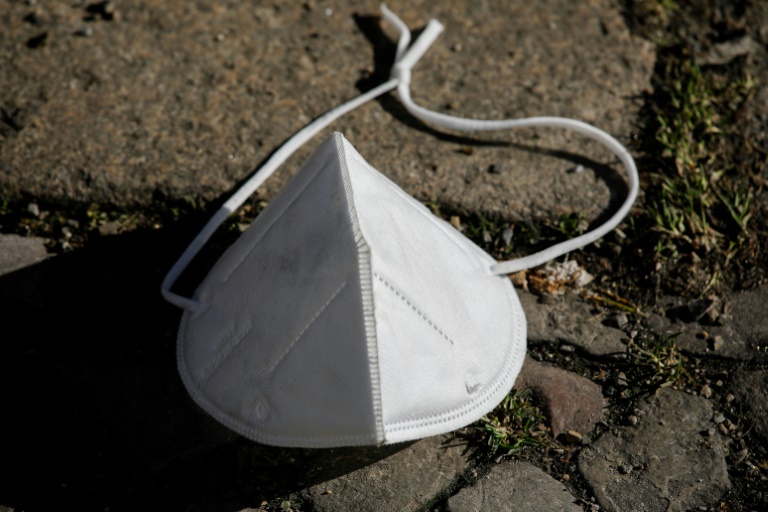 Un masque jeté dans la rue à Berlin, le 21 février 2021