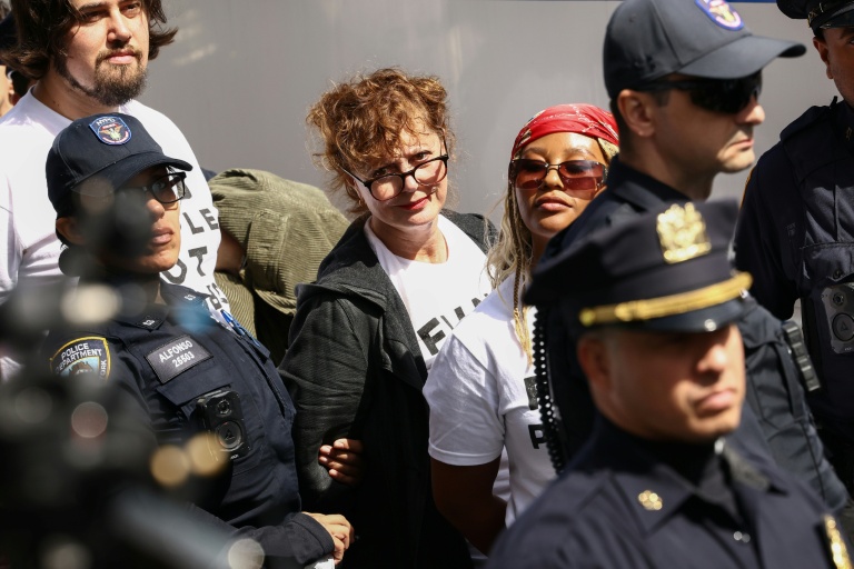 L'actrice américaine Susan Sarandon interpellée par des policiers lors d'une  manifestation contre le Premier ministre israélien Benjamin Netanyahu, à New York, le 24 septembre 2026