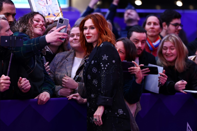 L'actrice Audrey Fleurot salue ses fans lors du festival Séries Mania à Lille, le 28 mars 2025